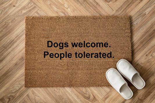 Dogs welcome. People tolerated. Zerbino Personalizzato in Fibra di Cocco – Incisione Laser – Welcome Mat Ingresso Casa