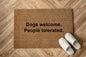 Dogs welcome. People tolerated. Zerbino Personalizzato in Fibra di Cocco – Incisione Laser – Welcome Mat Ingresso Casa