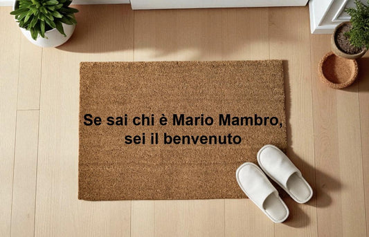 Se sai chi è Mario Mambro, sei il benvenuto E puoi entra’ Zerbino Personalizzato in Fibra di Cocco – Ingresso Casa – Regalo Nuova Casa