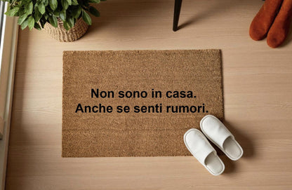 Non sono in casa. Anche se senti rumori.Personalizzato in Fibra di Cocco – Incisione Laser – Welcome Mat Ingresso Casa