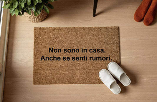 Non sono in casa. Anche se senti rumori.Personalizzato in Fibra di Cocco – Incisione Laser – Welcome Mat Ingresso Casa
