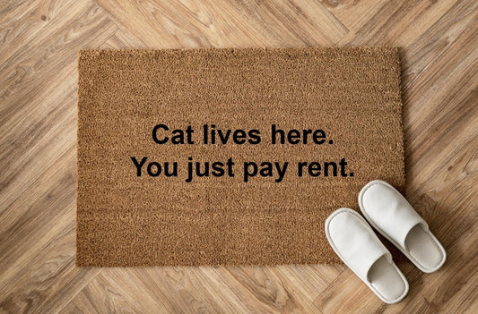Cat lives here. You just pay rent. Zerbino Personalizzato in Fibra di Cocco – Incisione Laser – Welcome Mat Ingresso Casa