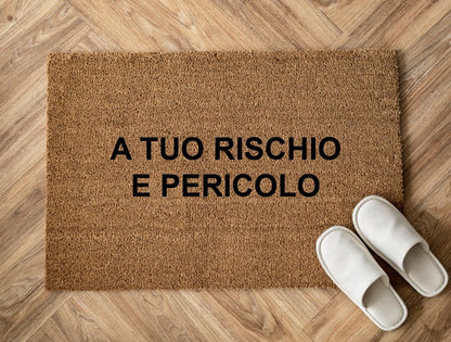 A tuo rischio e pericolo Zerbino Personalizzato in Fibra di Cocco – Incisione Laser – Welcome Mat Ingresso Casa – Idea Regalo