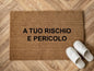 A tuo rischio e pericolo Zerbino Personalizzato in Fibra di Cocco – Incisione Laser – Welcome Mat Ingresso Casa – Idea Regalo