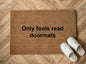 Only fools read doormats Zerbino Personalizzato in Fibra di Cocco – Incisione Laser – Welcome Mat Ingresso Casa – Idea Regalo