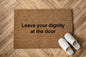 Leave your dignity at the door Zerbino Personalizzato in Fibra di Cocco – Incisione Laser – Welcome Mat Ingresso Casa – Idea Regalo