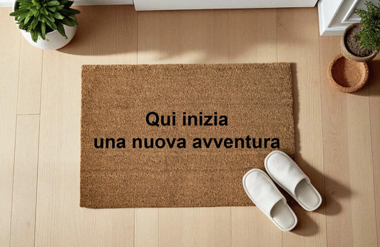 Qui inizia una nuova avventura Zerbino Personalizzato in Fibra di Cocco – Incisione Laser – Welcome Mat Ingresso Casa – Regalo Nuova Casa