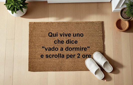 Qui vive uno che dice "vado a dormire" e scrolla per 2 ore Zerbino Personalizzato in Fibra di Cocco – Ingresso Casa – Regalo Nuova Casa