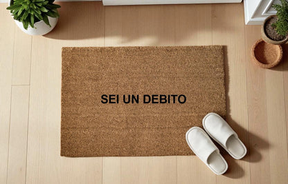 SEI UN DEBITO Zerbino Personalizzato in Fibra di Cocco – Ingresso Casa – Regalo Nuova Casa